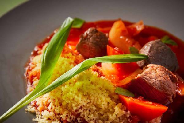 【トマム】雪解け水が流れる小川のほとりで山菜を味わう 「ワイルドハーブディナー」提供～お客さま自ら収穫し、アウトドア体験が楽しめます～｜期間：2023年5月8日～31日