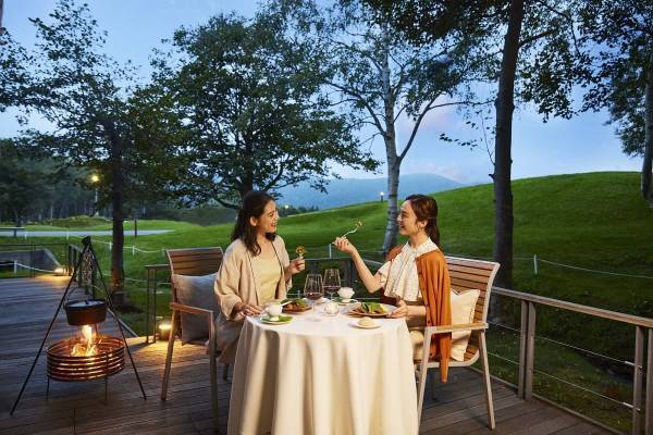 【トマム】雪解け水が流れる小川のほとりで山菜を味わう 「ワイルドハーブディナー」提供～お客さま自ら収穫し、アウトドア体験が楽しめます～｜期間：2023年5月8日～31日