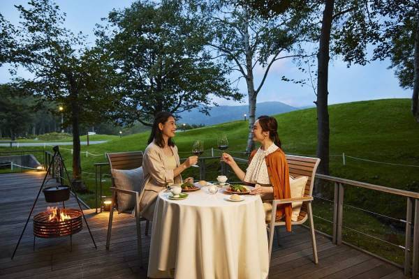 【トマム】雪解け水が流れる小川のほとりで山菜を味わう 「ワイルドハーブディナー」提供～お客さま自ら収穫し、アウトドア体験が楽しめます～｜期間：2023年5月8日～31日