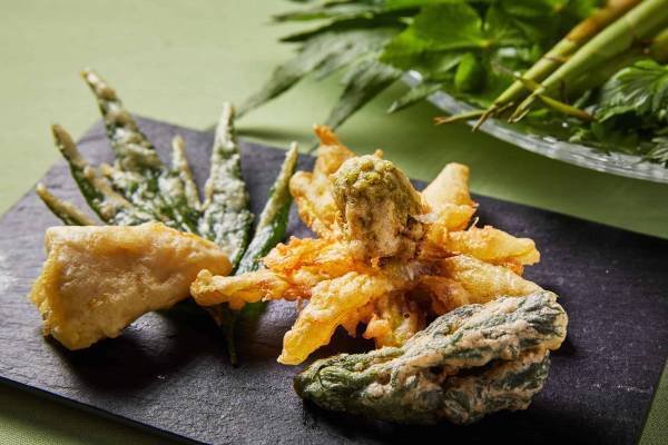 【トマム】雪解け水が流れる小川のほとりで山菜を味わう 「ワイルドハーブディナー」提供～お客さま自ら収穫し、アウトドア体験が楽しめます～｜期間：2023年5月8日～31日