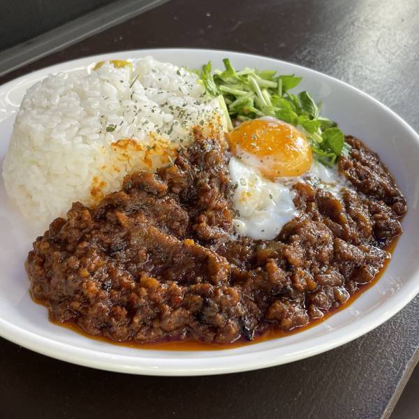 東京・神田【スープカレー出身】キーマカレー専門「カレーは世界を救う（スプーンで）」がオープン