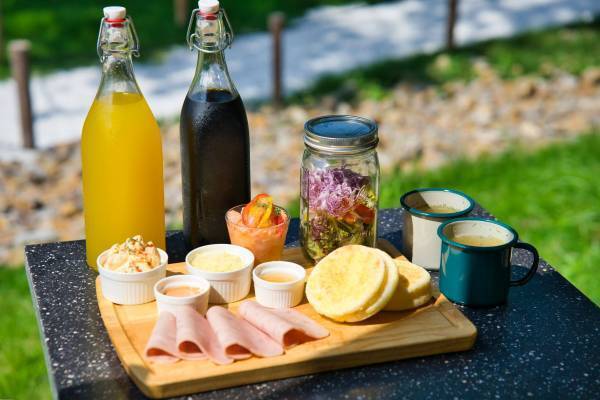 【開店１周年企画】オープンから1万人以上が来園したグランピング＆BBQ施設「ウッドデザインパークいちのみや-紡-」にて、春休みもGWもお得に楽しめるグランピングプラン予約開始