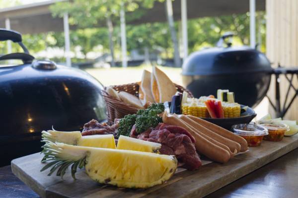 【BBQ＆Co】スパイスが効いた骨付き肉で食欲ばっちり！夏の特別メニュー「RICO RICO BBQ」提供開始！