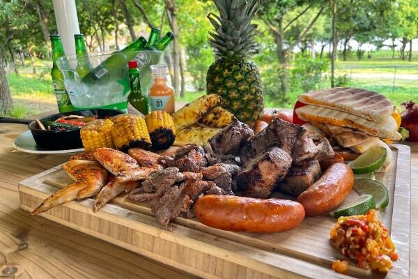 【BBQ＆Co】スパイスが効いた骨付き肉で食欲ばっちり！夏の特別メニュー「RICO RICO BBQ」提供開始！