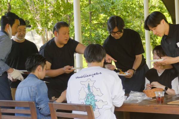 【BBQ＆Co】スパイスが効いた骨付き肉で食欲ばっちり！夏の特別メニュー「RICO RICO BBQ」提供開始！