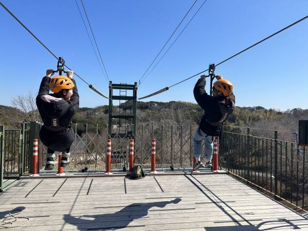 スリル満点！並んで撮りあう女子旅ジップライン！ 「一緒に飛ぼう！撮影しよう！春のペアジップライン」大好評開催中！