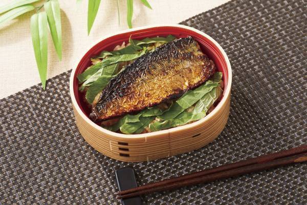 【近畿圏ライフ】骨取り済みで食べやすく安心！あごだしとさばの旨みがおいしい“おさかな屋さん”の「あごだし骨取りさばを使用した漁師めし」を新発売