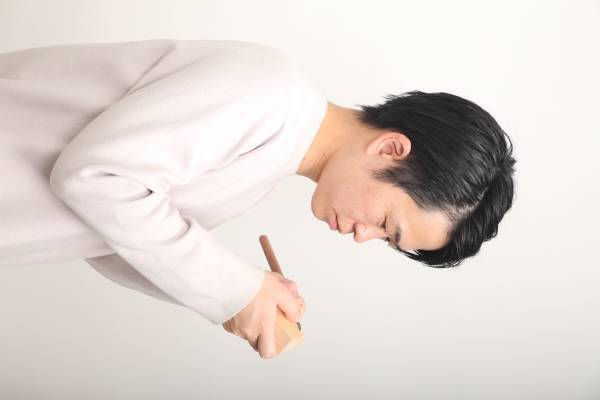 SNSで話題の木彫り作家キボリノコンノ初の絵本 『なにができる？』を発売。木片がリアルな食べ物に大変身