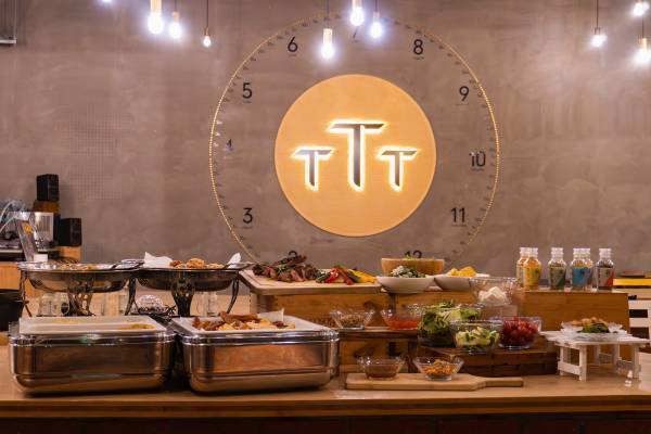 【BBQ&Co】夜の明石公園で6月1日(木)～8月31日(木)、ビアガーデン！店内にDJブースを設置して素敵な夜を演出！