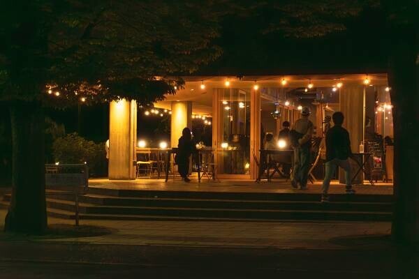 【BBQ&amp;Co】夜の明石公園で6月1日(木)～8月31日(木)、ビアガーデン！店内にDJブースを設置して素敵な夜を演出！