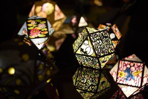 文化財「百段階段」を舞台に体験する空間アート『和のあかり✕百段階段 2023　～極彩色の百鬼夜行～』　TKTSでガイドブック付きチケット販売