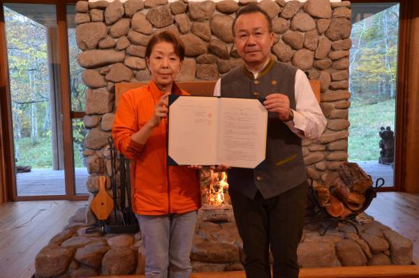 アファンの森の中に『Afan Heulwen Woodland by Hikari Miso （アファン、それは陽光の森 - ひかり味噌 共創） 』 が誕生