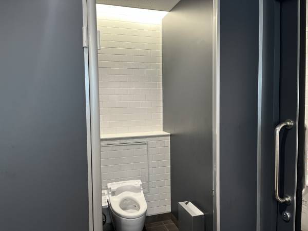 アクセルラボ、横浜市・相模鉄道とトイレの空き状況を スマホで確認できる実証実験を開始。【相模鉄道・アクセルラボ】