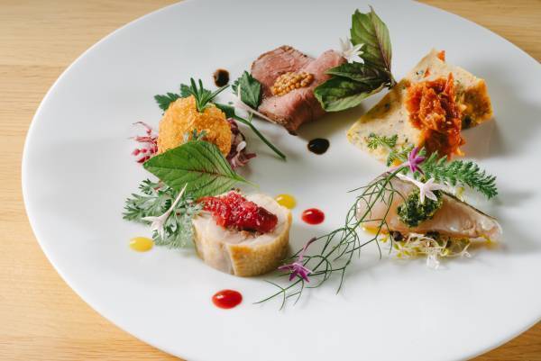 【Xmasスペシャル】ヒュッゲを体感、クリスマス限定ディナーが受付開始。京都府京丹後市「HOTEL＆湖邸 艸花 -SOKA-」