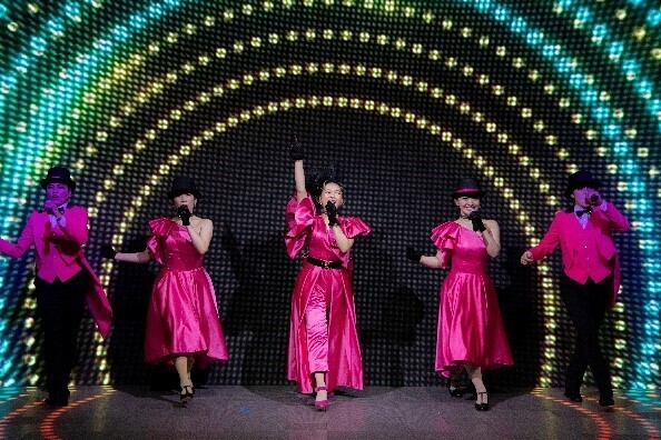 ハローキティのショーと食事が楽しめるシアターレストラン 「HELLO KITTY SHOW BOX」 新作ランチ公演『HELLO KITTY SING SWING THINGS』開催中