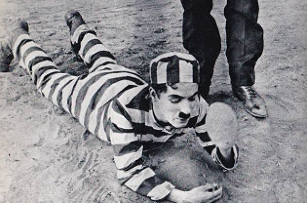 「弁士」の語りと新垣隆のピアノで観るチャップリン　『弁士とピアノ演奏付き無声映画』開催決定　カンフェティでチケット発売