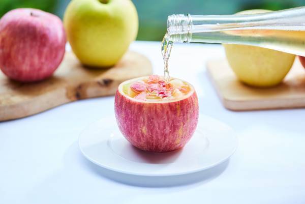 【奥入瀬渓流ホテル】渓流のほとりで全30種のシードルを紅、黄、青のりんごの器で味わう90通りのマリアージュ「奥入瀬シードルフェス」を実施 ｜期間：2023年7月1日～8月31日