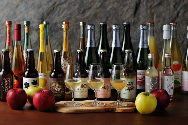 【奥入瀬渓流ホテル】渓流のほとりで全30種のシードルを紅、黄、青のりんごの器で味わう90通りのマリアージュ「奥入瀬シードルフェス」を実施 ｜期間：2023年7月1日～8月31日