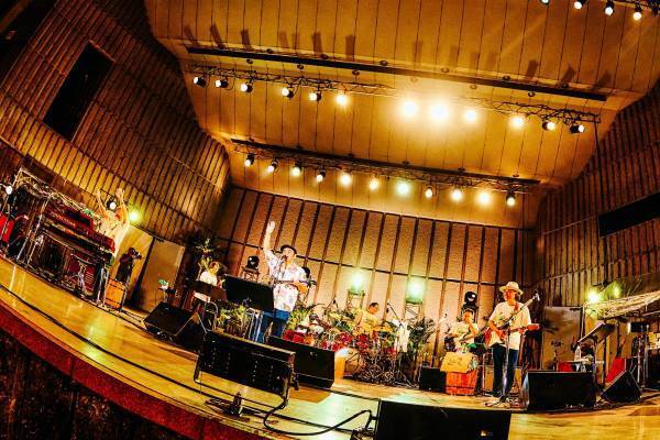 BEGINが日比谷野音でツアーファイナル！ 大人から子供まで楽しめるお祭りのような自由な空間に！