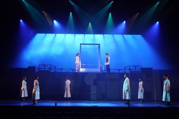 ９年ぶりに挑む新たなチャーリイ・ゴードン浦井健治の代表作！ミュージカル『アルジャーノンに花束を』が開幕！