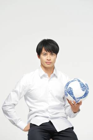 三笘薫選手、初の著書『VISION 夢を叶える逆算思考』が本日６月２２日（木）発売！「ドリブル」「シュート」「食事」「パス」「フィジカル」…「120のメソッド」全公開！！