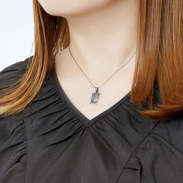 『ディズニー ツイステッドワンダーランド』寮章・校章ネックレス　3/9（木）から受注開始！