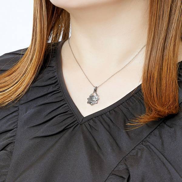 『ディズニー ツイステッドワンダーランド』寮章・校章ネックレス　3/9（木）から受注開始！