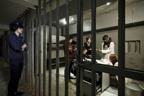 逆転裁判シリーズの”巧 舟”が手掛ける名作謎解きミステリー『ゴースト トリック』の特別版「謎解きキット トリツキBOX」をリアル脱出ゲームのSCRAPが制作！