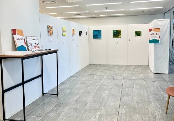 JR名古屋駅中央コンコースイベントスペースで展示を行うアートイベント『アトコレ』に協賛　サポーター賞作品を会社パンフレット表紙に起用