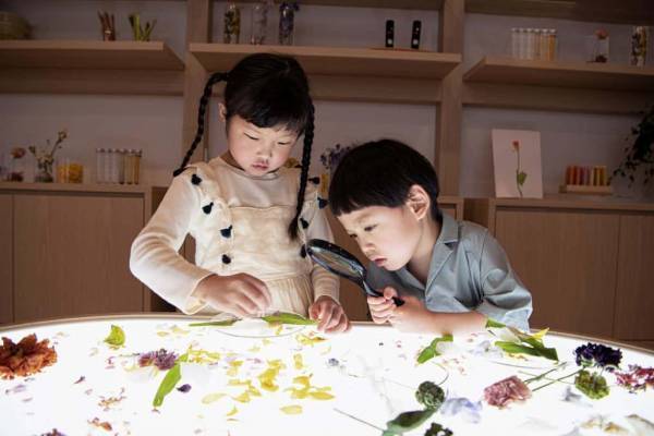 【リゾナーレ大阪】花を見つめ、花の不思議さを感じる、子どものためのお花見「アトリエの花咲くリゾナーレ」開催～アトリエリスタと色や香りを感じ、花と出会う「プロジェクト」実施～｜期間：2023年4月1日～5月31日