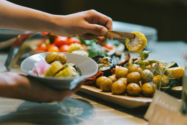 【冬の味覚ズワイガニ】薪窯創作イタリアン「カニ尽くしコース」受付開始。京丹後市「HOTEL＆湖邸 艸花 -SOKA-」