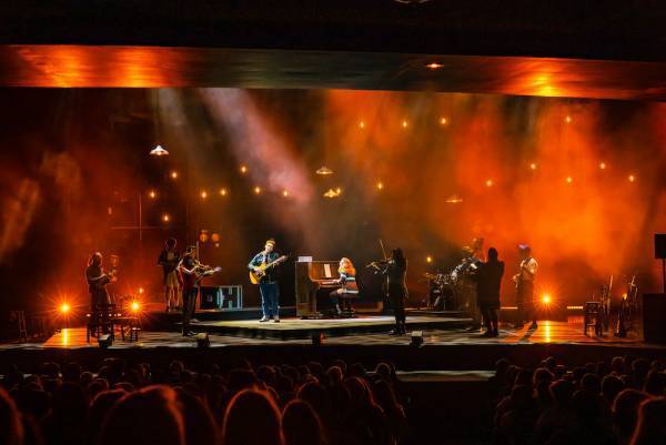 トニー賞８部門を受賞した大ヒットブロードウェイミュージカル 『ONCE ダブリンの街角で』 イン コンサート アカデミー賞受賞の名曲「Falling Slowly(フォーリング・スローリー)」 歌唱動画到着＆来日キャスト発表！