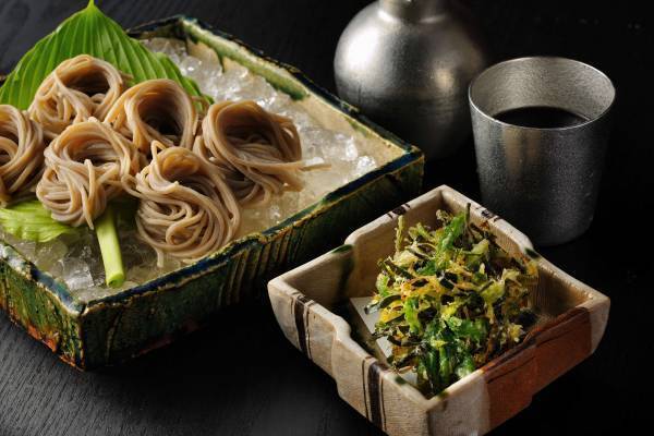 【星のや軽井沢】一棟貸し切りの空間で、信州の山菜や川魚を天婦羅で味わう「春山の晩餐 ー天婦羅懐石ー」を提供開始 ～滋味深い春の苦みを堪能する特別夕食～｜期間：2023年4月20日～5月20日