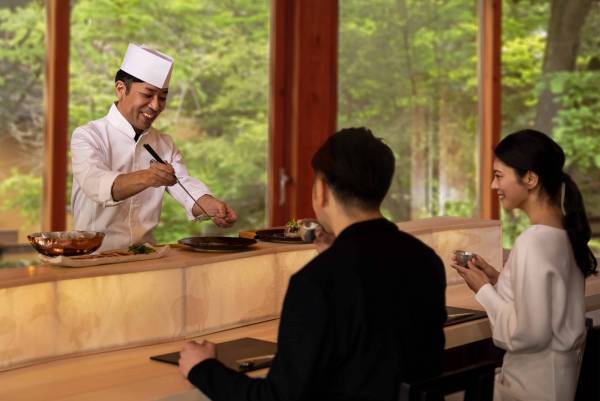 【星のや軽井沢】一棟貸し切りの空間で、信州の山菜や川魚を天婦羅で味わう「春山の晩餐 ー天婦羅懐石ー」を提供開始 ～滋味深い春の苦みを堪能する特別夕食～｜期間：2023年4月20日～5月20日