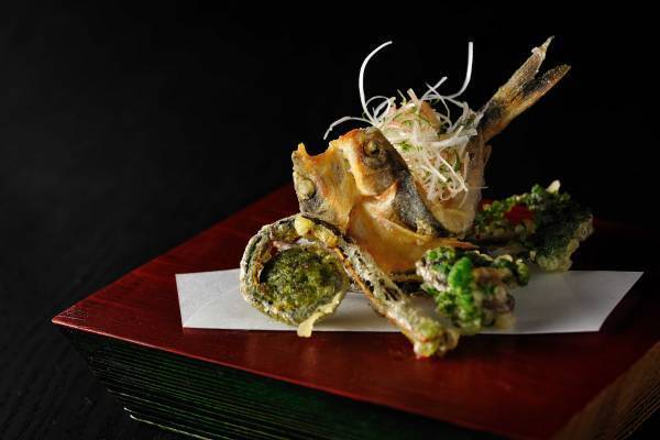 【星のや軽井沢】一棟貸し切りの空間で、信州の山菜や川魚を天婦羅で味わう「春山の晩餐 ー天婦羅懐石ー」を提供開始 ～滋味深い春の苦みを堪能する特別夕食～｜期間：2023年4月20日～5月20日