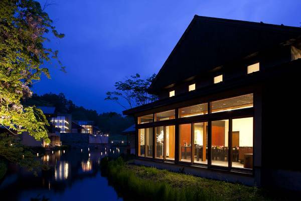 【星のや軽井沢】一棟貸し切りの空間で、信州の山菜や川魚を天婦羅で味わう「春山の晩餐 ー天婦羅懐石ー」を提供開始 ～滋味深い春の苦みを堪能する特別夕食～｜期間：2023年4月20日～5月20日