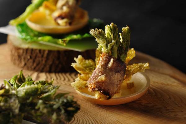 【星のや軽井沢】一棟貸し切りの空間で、信州の山菜や川魚を天婦羅で味わう「春山の晩餐 ー天婦羅懐石ー」を提供開始 ～滋味深い春の苦みを堪能する特別夕食～｜期間：2023年4月20日～5月20日