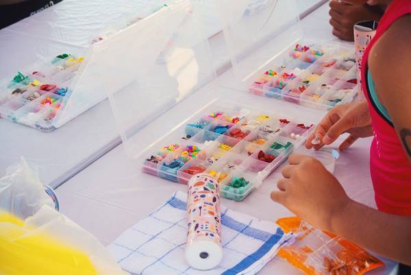 SHIPSはサステナブルな万華鏡ワークショップを全日本ジュニア/ユース/マスターズライフセービング選手権大会にて開催 | 海洋ごみや洋服の廃材などを活用【開催報告】