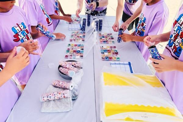 SHIPSはサステナブルな万華鏡ワークショップを全日本ジュニア/ユース/マスターズライフセービング選手権大会にて開催 | 海洋ごみや洋服の廃材などを活用【開催報告】