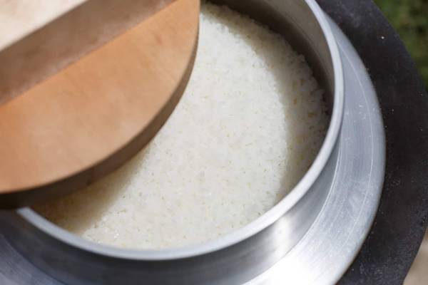 【リゾナーレ那須】種まきから精米までお米づくりの1年を体験「お米の学校」実施 ～田んぼの畔で羽釜炊きごはんを堪能～｜期間：2023年4月9日～10月29