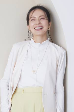 SHOO･LA･RUE（シューラルー） 2023年春夏キャンペーンモデルにベッキーさんを起用！