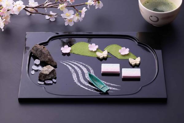 【星のや京都】屋形舟で渓谷の桜を眺めながら特製の和菓子を味わう「朝ぼらけの花見舟」開催 ～かつて平安貴族が愛でた嵐山の桜を大堰川の上から静かに眺める～｜期間：2023年3月25日～4月9日