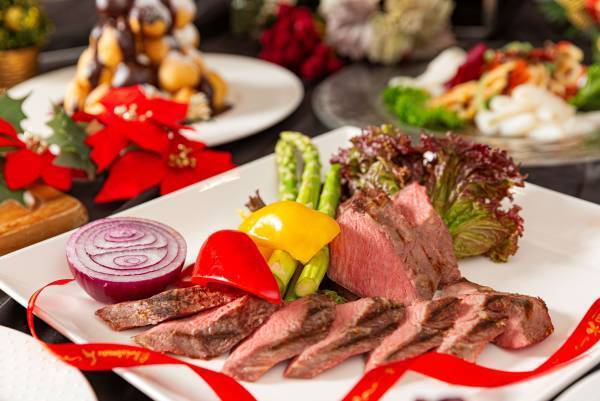 ホテル京阪 京橋 グランデ レストラン「ロレーヌ」で楽しむクリスマスメニュー ～華やかな装飾がクリスマス気分を盛り上げます。～