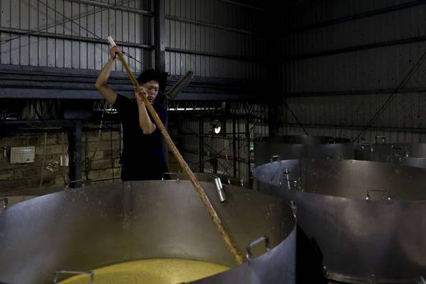 【界 霧島】～職人、生産者と行うご当地文化体験「手業のひととき」3年目に突入～「杜氏から教わる本格焼酎と醸造蔵見学」2つの蔵で開催｜2023年3月1日～2024年2月29日