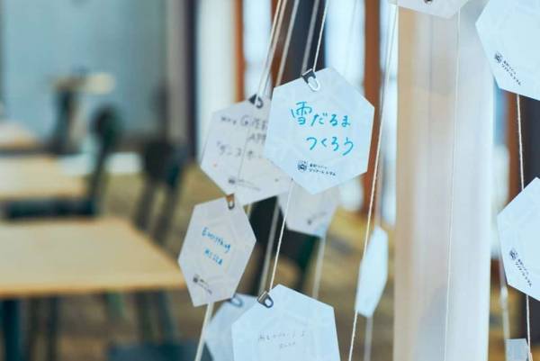 【リゾナーレトマム】日本各地を旅して、再び北海道へ。星野リゾートの施設を巡る「旅するLovePiano」5カ所目のリゾナーレトマムに設置～スキーインスキーアウトヴィレッジ「ホタルストリート」でピアノを演奏～｜期間：2023年3月1日～31日