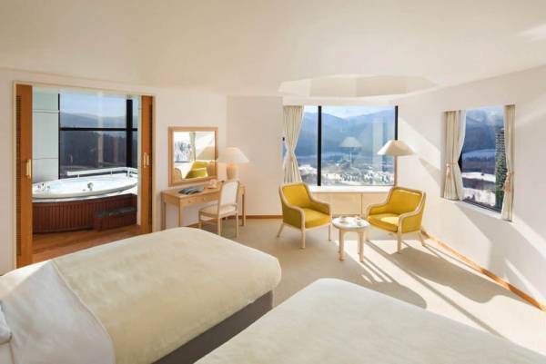 【リゾナーレトマム】日本各地を旅して、再び北海道へ。星野リゾートの施設を巡る「旅するLovePiano」5カ所目のリゾナーレトマムに設置～スキーインスキーアウトヴィレッジ「ホタルストリート」でピアノを演奏～｜期間：2023年3月1日～31日