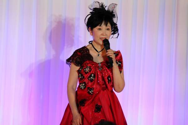 西崎 緑、芸道60周年感謝の集いで、歌・踊り・芝居を華やかに魅せた！