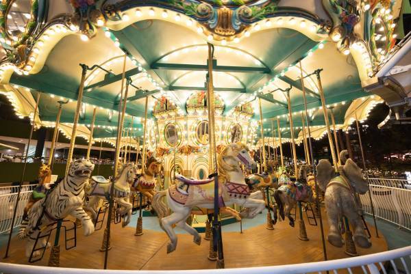 あなたが遊園地内を自由に移動して、見たり、聞いたり、話したりすることでストーリーが変化する新しい物語体験（イマーシブシアター） 体験する物語Project『黄昏のまほろば遊園地』