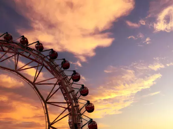あなたが遊園地内を自由に移動して、見たり、聞いたり、話したりすることでストーリーが変化する新しい物語体験（イマーシブシアター） 体験する物語Project『黄昏のまほろば遊園地』