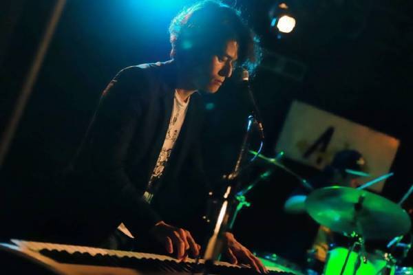 弾き語りシンガーに全曲コラボ演奏をするLive「コラボの杜」を中野区、世田谷区のライブハウスにて開催